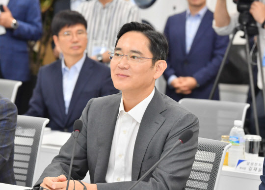 이재용 삼성전자 부회장이 6일 오전 경기도 평택시 삼성전자 평택캠퍼스에서 열린 '혁신성장을 위한 삼성 현장 소통 간담회'에서 김동연 부총리의 발언을 듣고 있다. <사진=연합뉴스>